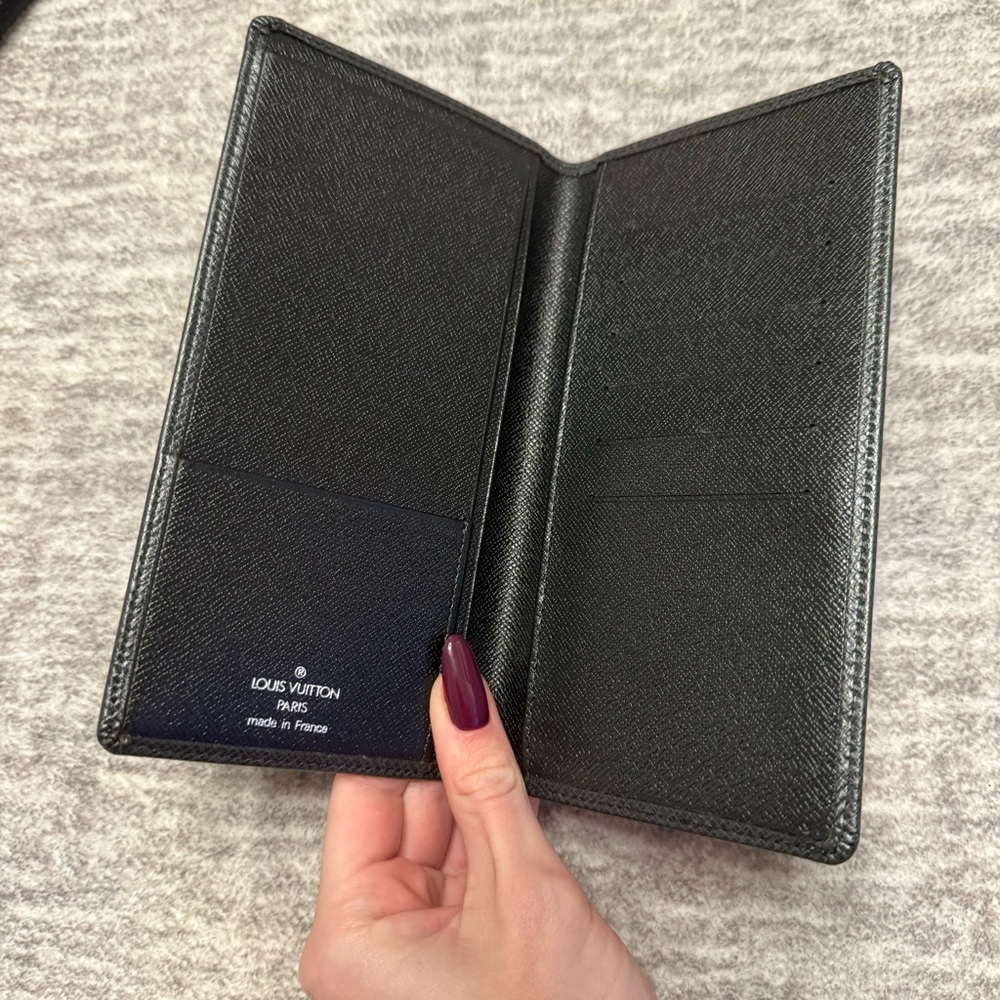 LOUIS VUITTON men’s taiga leather long wallet